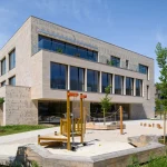 Medgeneracijski center in igrišče iz zadnje strani