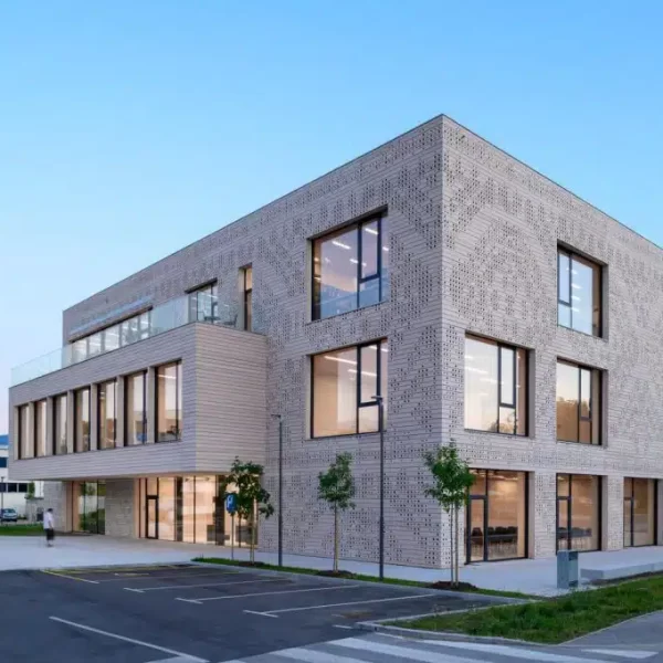 Medgeneracijski center s parkiriščem iz zadnje strani