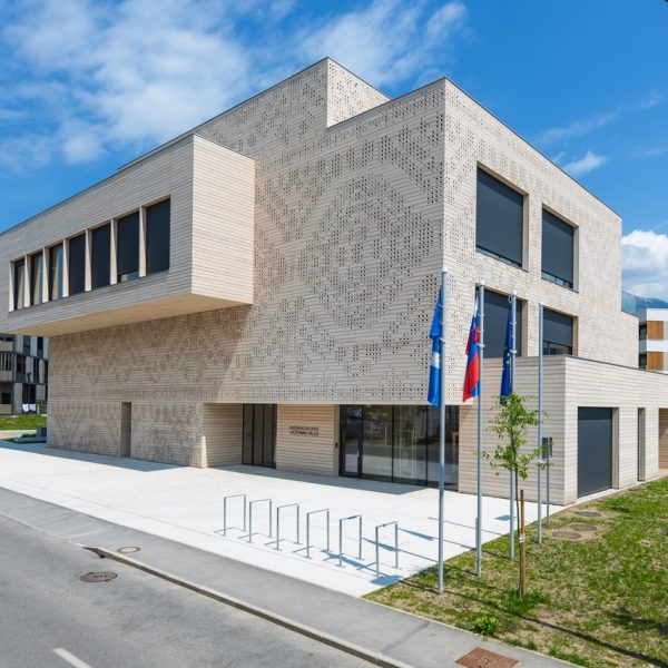 Medgeneracijski center iz sprednje strani pri vhodu