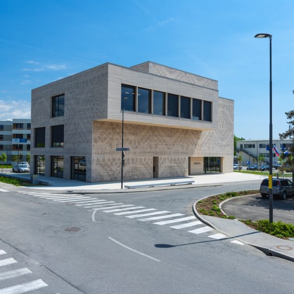 Medgeneracijski center iz sprednje strani