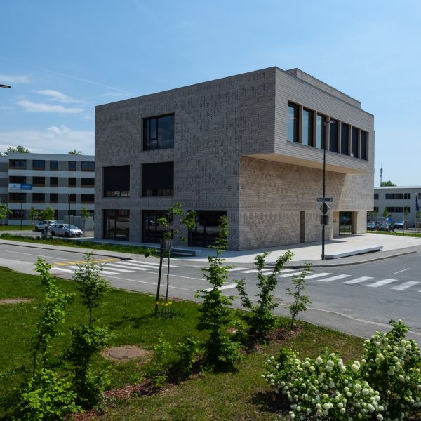 Medgeneracijski center s strani
