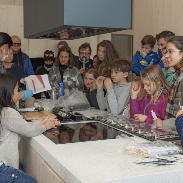 Fotografija iz otvoritve – 22 Delavnica sušija s številno udeležbo