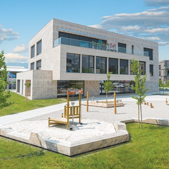 Slika Medgeneracijskega centra iz zadnje strani z igriščem