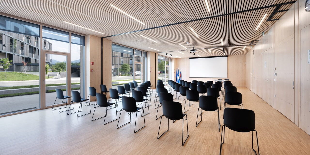 Večnamenska dvorana s stoli