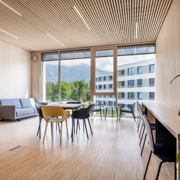 Klubska soba s flex-coworking mesti