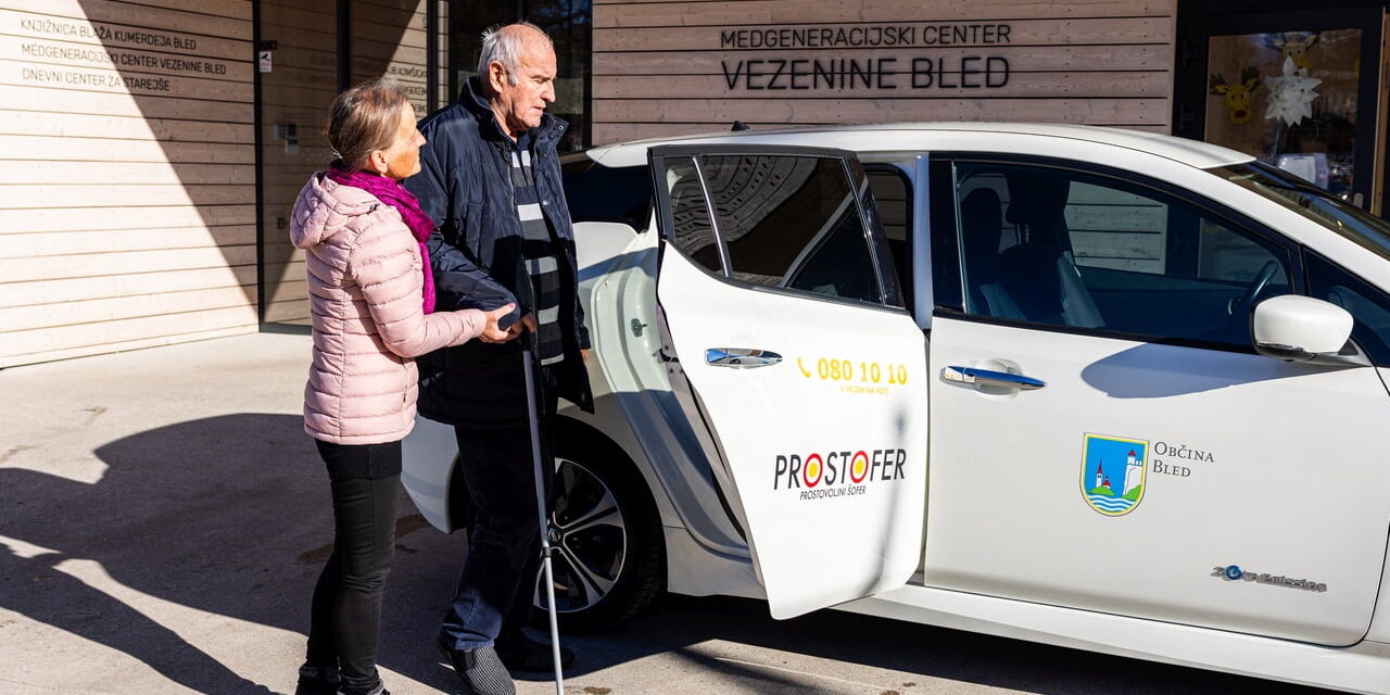 Voznica Prostofer pomaga potniku v avto