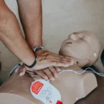 Temeljni postopki oživljanja z uporabo AED
