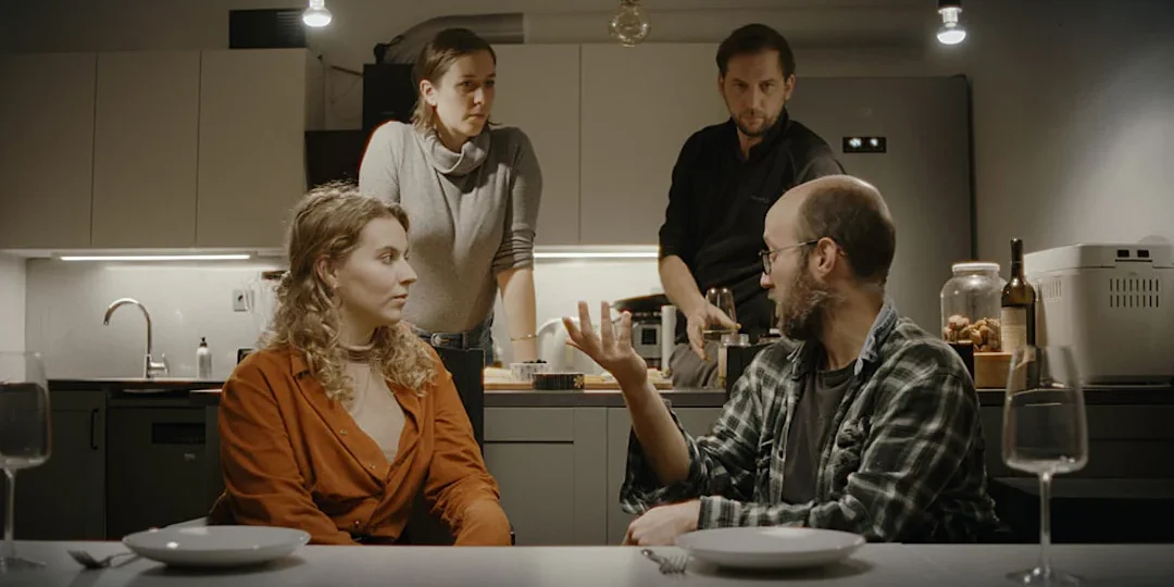 Zajem zaslona iz filma Zemljo krast