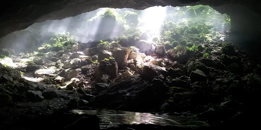 hrami copy Zajem zaslona iz filma Hrami. Kraška jama.